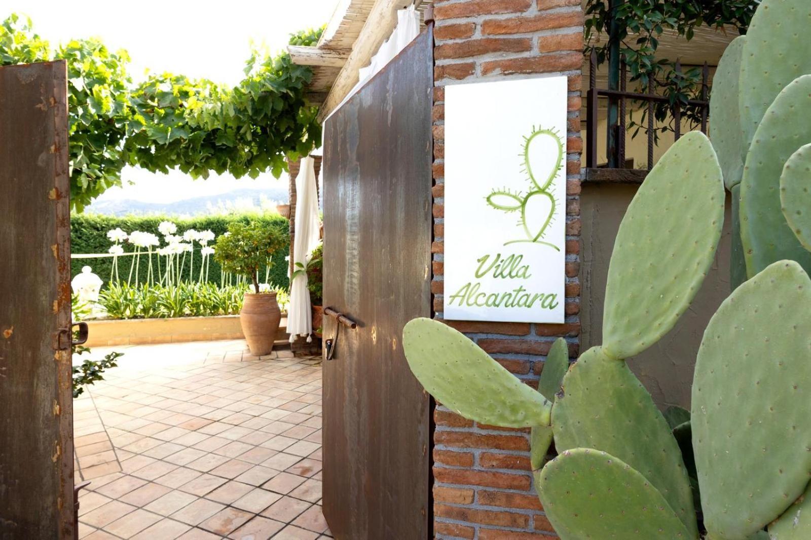 Villa Alcantara Di Charme Graniti Exterior photo